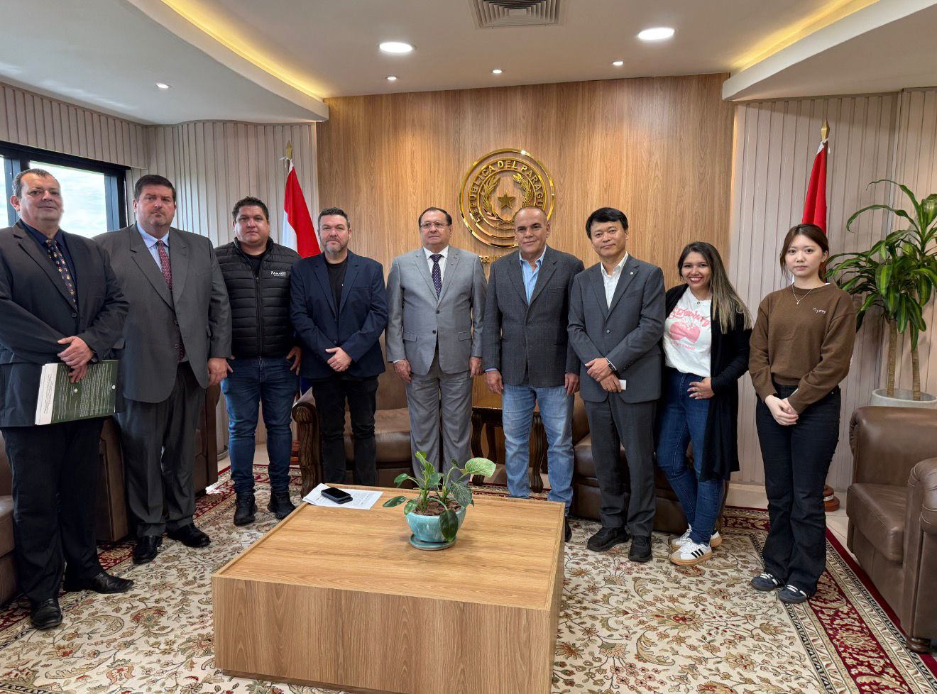 Encontro de negócios entre empresários da Coreia do Sul, Brasil e autoridades do Paraguai para a instalação da Fábrica Robótica Educacional Paraguai 2026.