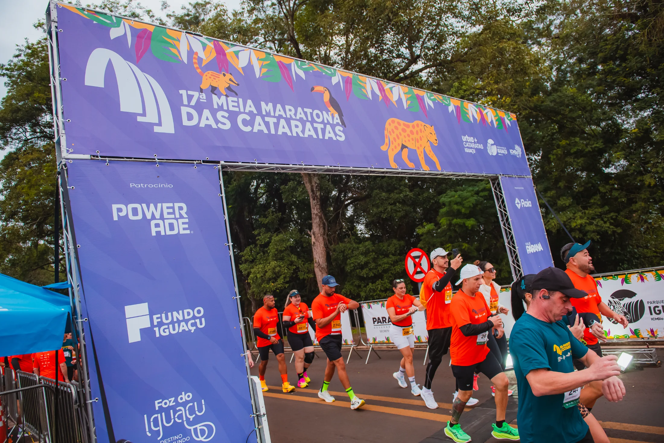 Atletas correndo em frente às Cataratas do Iguaçu durante a Meia Maratona das Cataratas 2026